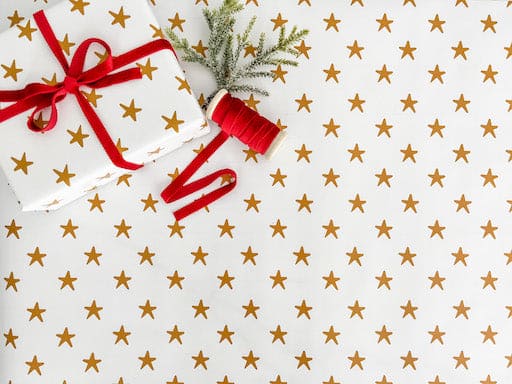Starred chirstmas wrapping paper with a red bow